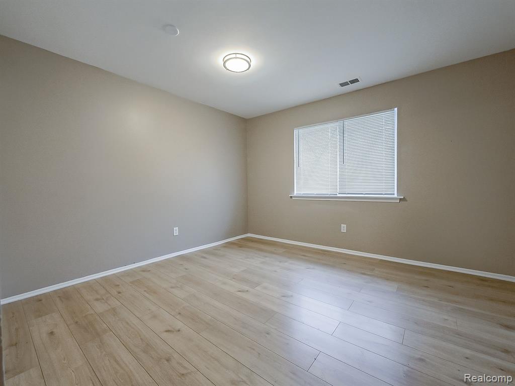 8250 CRESTVIEW Drive, B8, Sterling Heights, MI 48312 — Photo 10