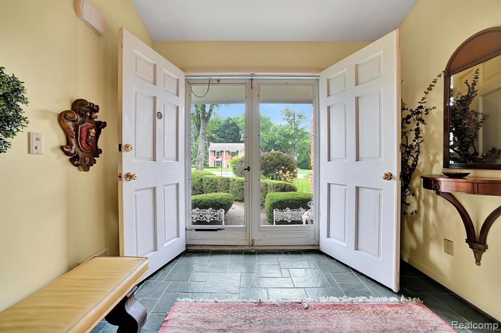 530 WHITEHALL Road, Bloomfield Hills, MI 48304 — Photo 2