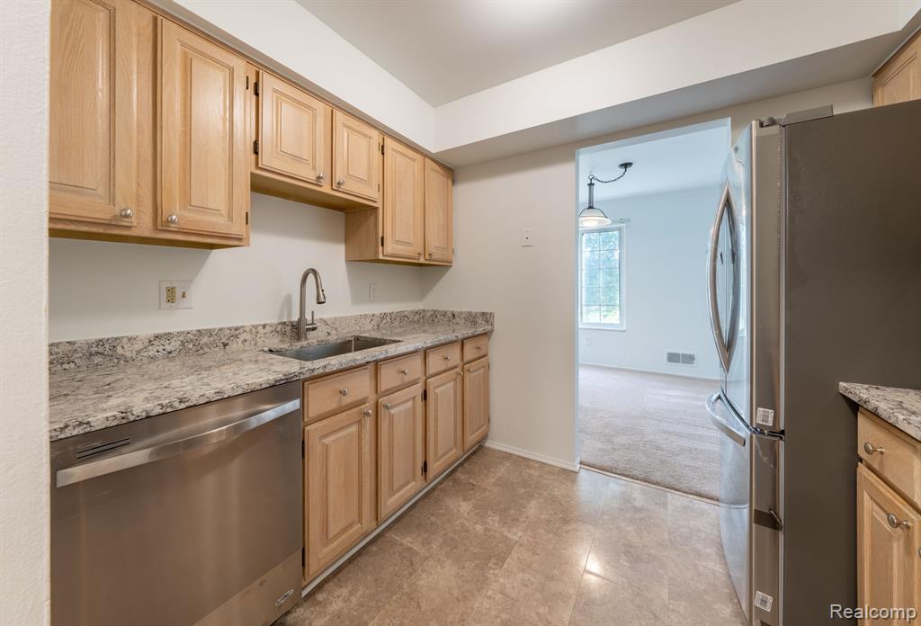 676 E FOX HILLS Drive, Bloomfield Hills, MI 48304 — Photo 8