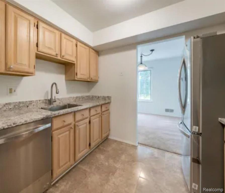676 E FOX HILLS Drive, Bloomfield Hills, MI 48304 — Photo 5