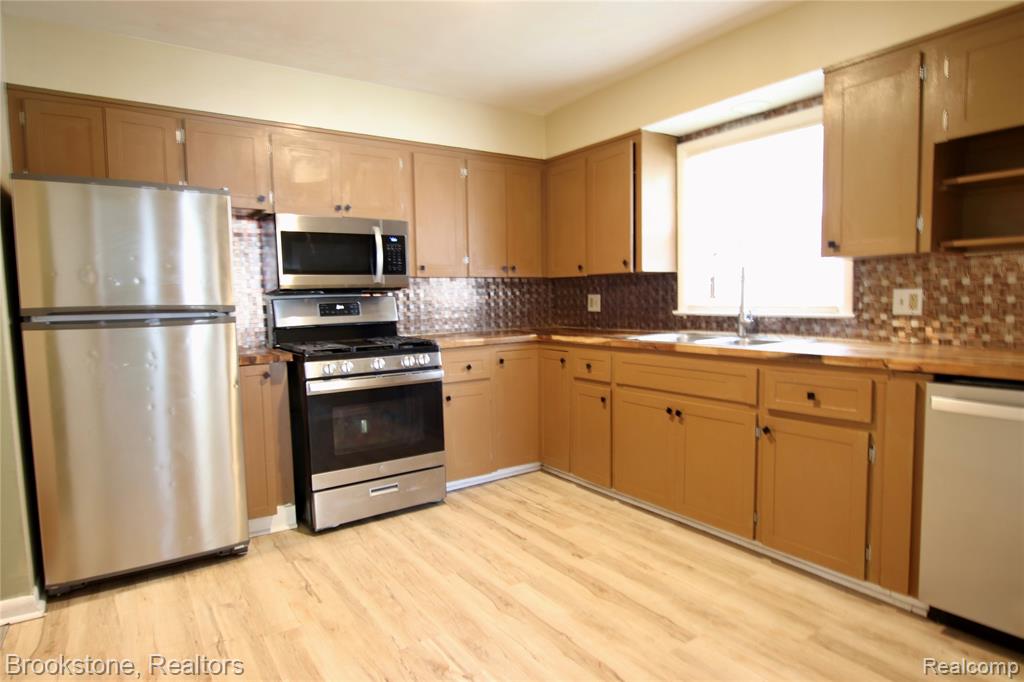 621 Forest Drive, Fenton, MI 48430 — Photo 8