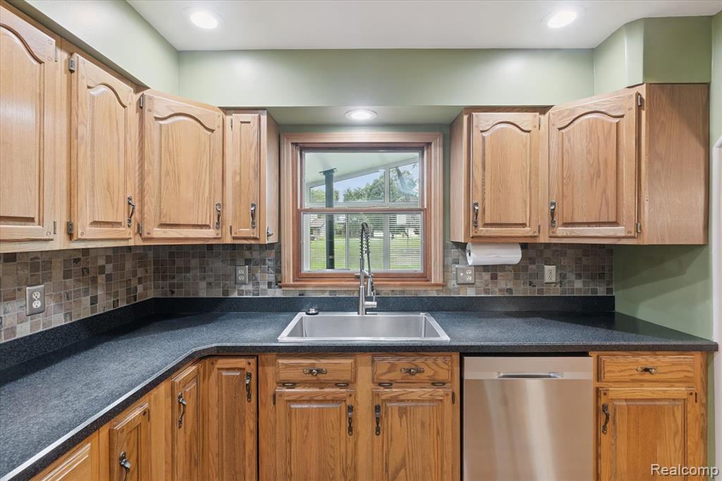 6233 Golfview Drive, Burton, MI 48509 — Photo 15
