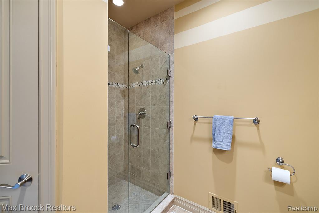 6340 Lakeshore Street, West Bloomfield, MI 48323 — Photo 31