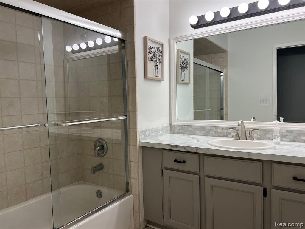 37033 RIDGEDALE Circle, Farmington Hills, MI 48331 — Photo 11