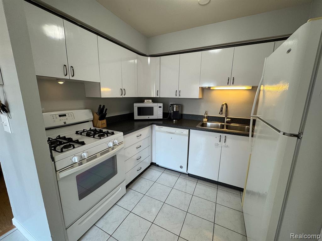 2774 Roundtree Drive, Troy, MI 48083 — Photo 12