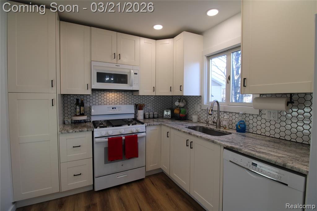 43 Doremus Avenue, Waterford, MI 48328 — Photo 2
