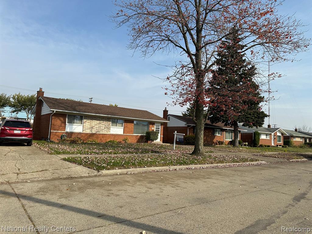 10666 N OAK Drive, Ferndale, MI 48220 — Photo 2