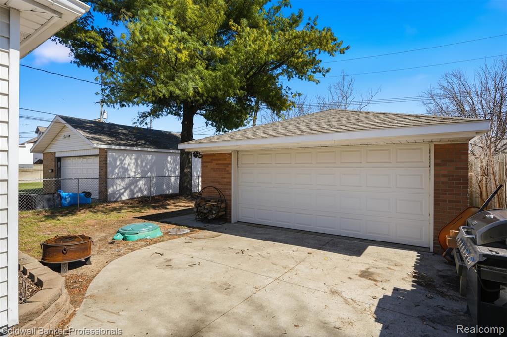 28816 Groveland Street, Madison Heights, MI 48071 — Photo 21