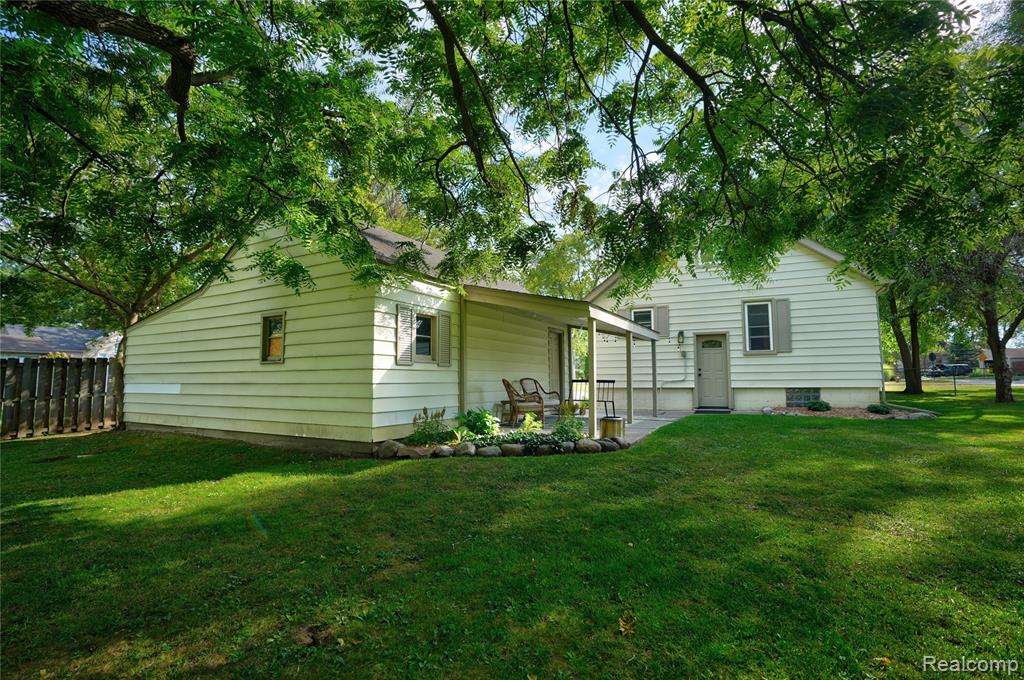 872 W Silver Lake Road, Fenton, MI 48430 — Photo 8