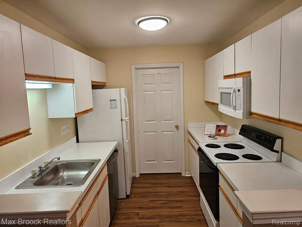 4257 BERKSHIRE Drive, Sterling Heights, MI 48314 — Photo 12