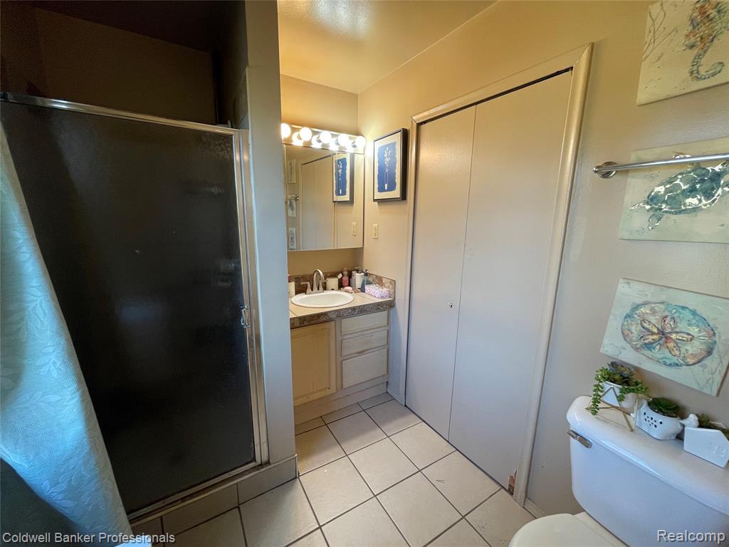 5021 Forest Side Drive, Flint, MI, 48532