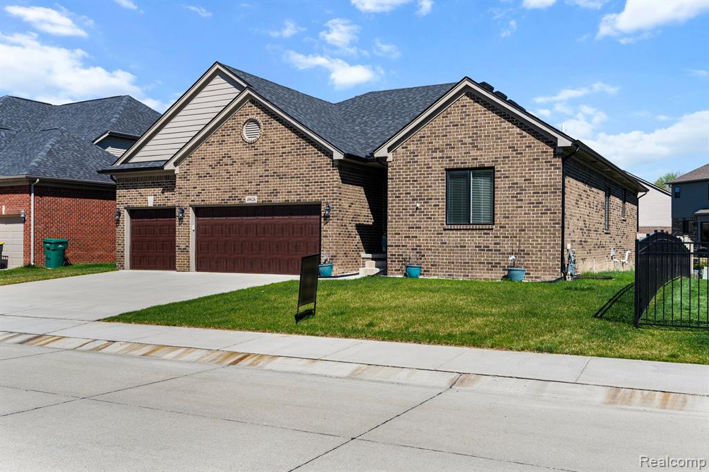 49626 MANISTEE Drive, Chesterfield, MI 48047 — Photo 2