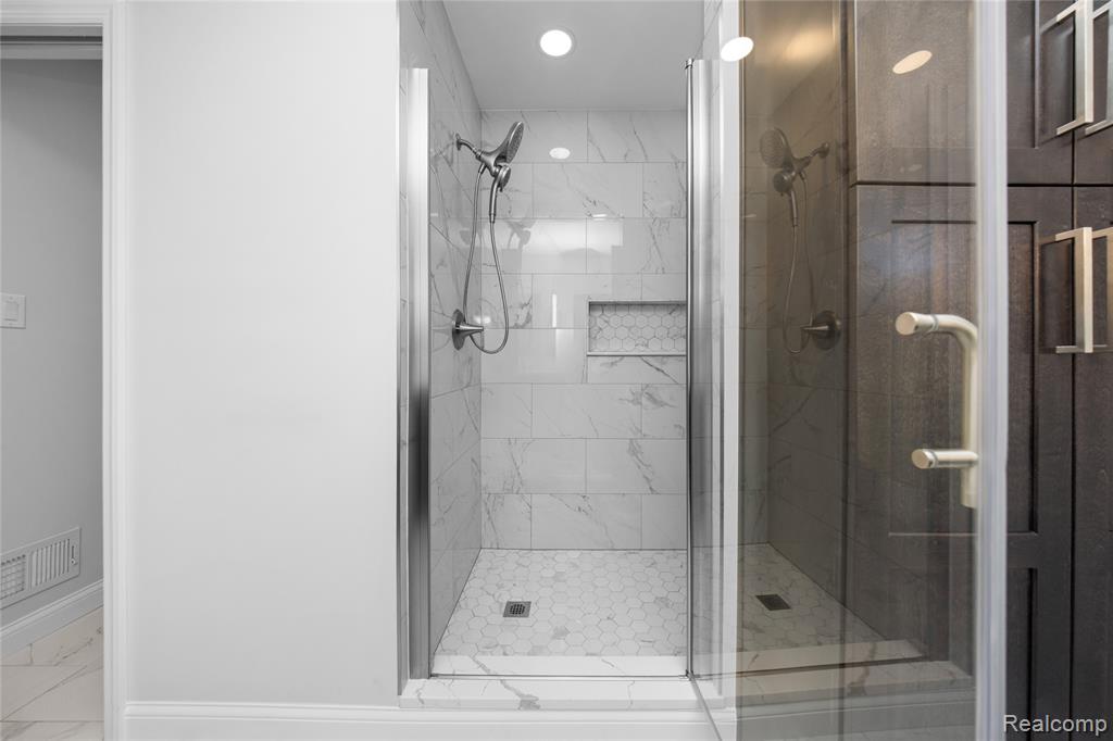 4695 Maura Lane, West Bloomfield, MI 48323 — Photo 28