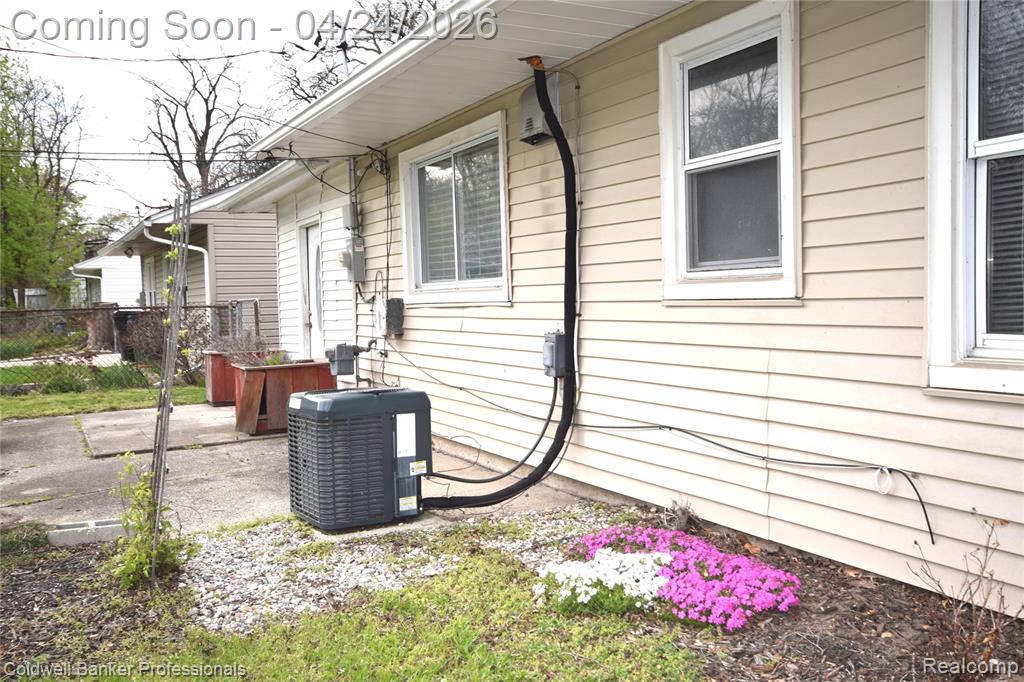 10311 Saratoga Street, Oak Park, MI 48237 — Photo 20