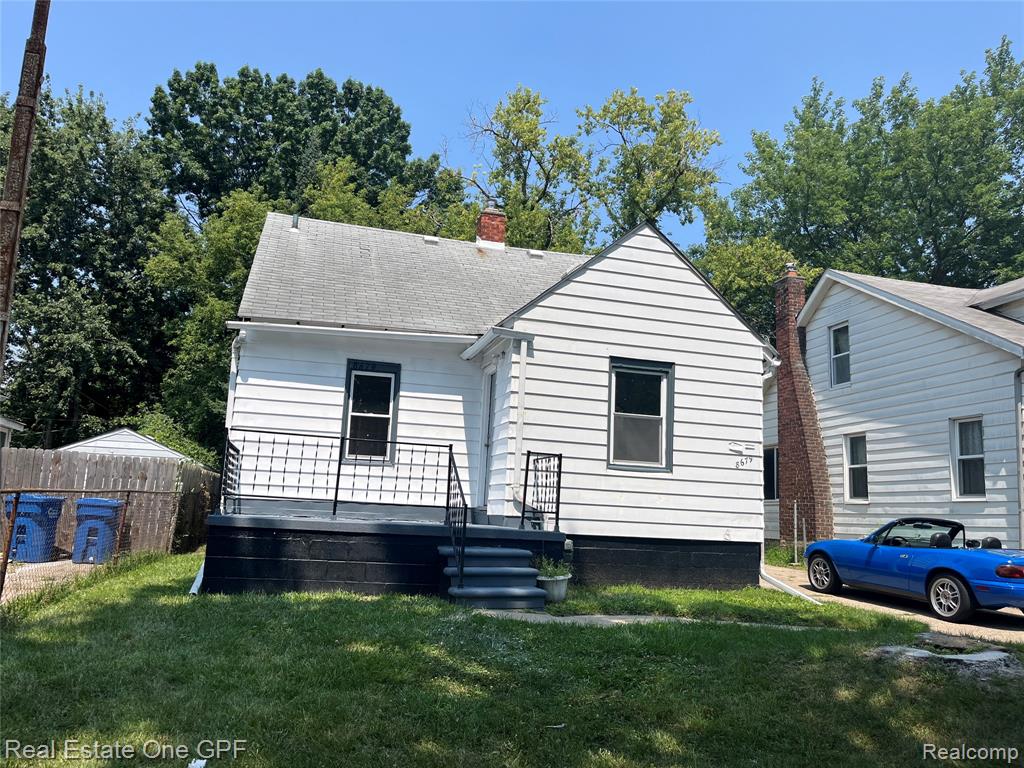 8679 CHALMERS Avenue, Warren, MI 48089 — front exterior
