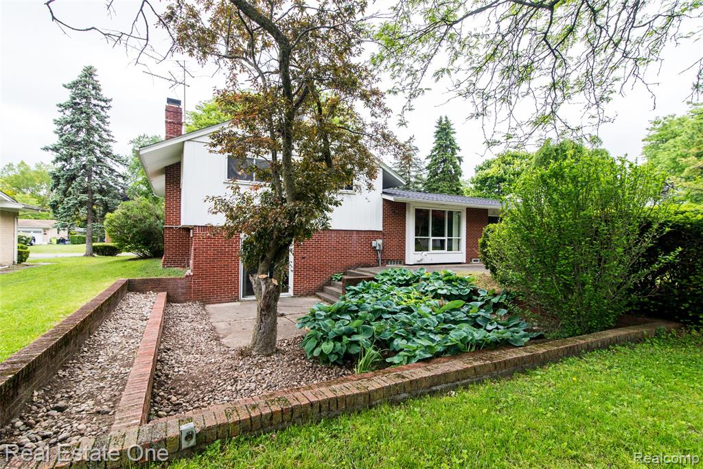 6845 Tamerlane Drive, West Bloomfield, MI — Photo 8