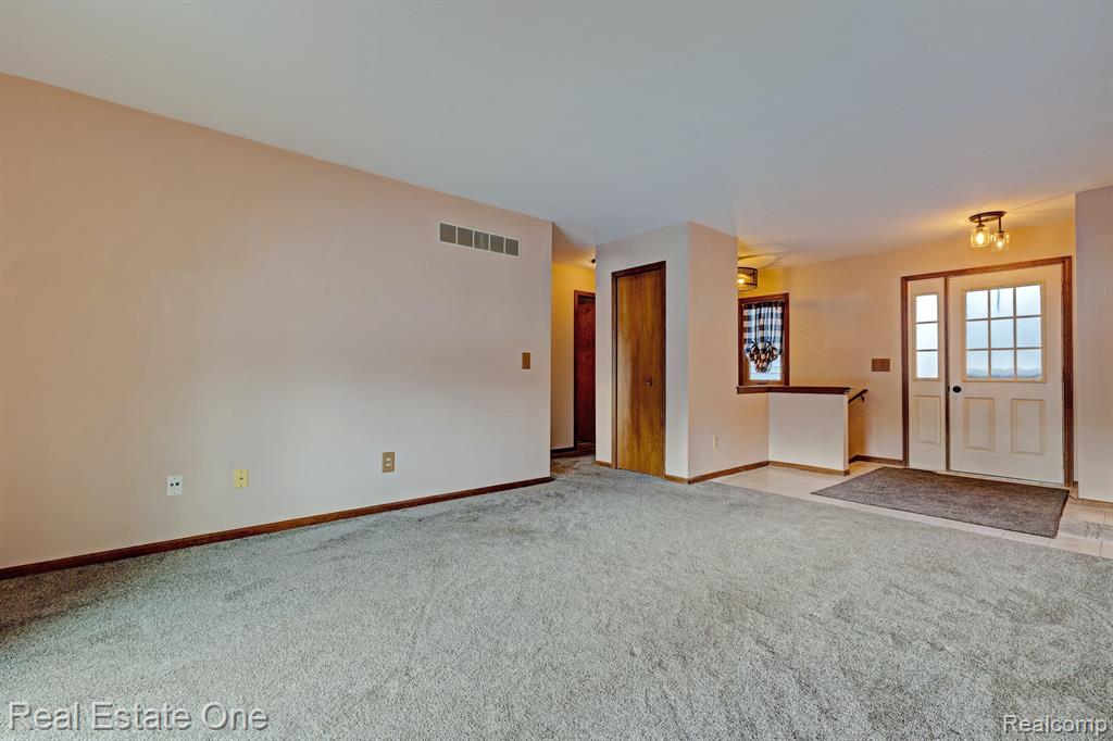 9045 E BLUEWATER Drive, Clarkston, MI 48348 — Photo 5