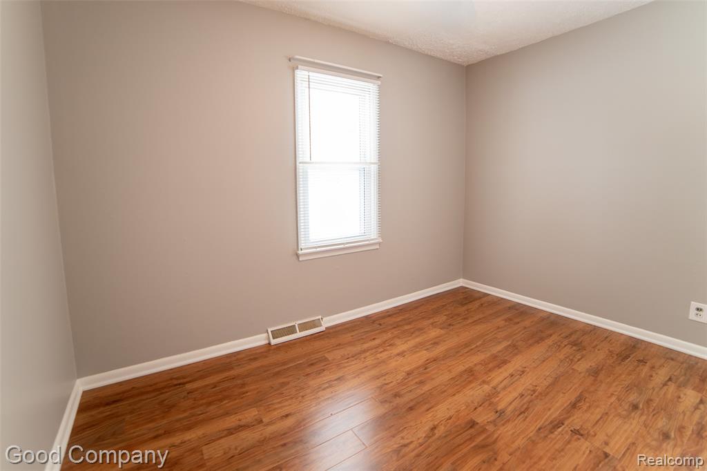 544 E Dallas Avenue, Madison Heights, MI 48071 — Photo 9