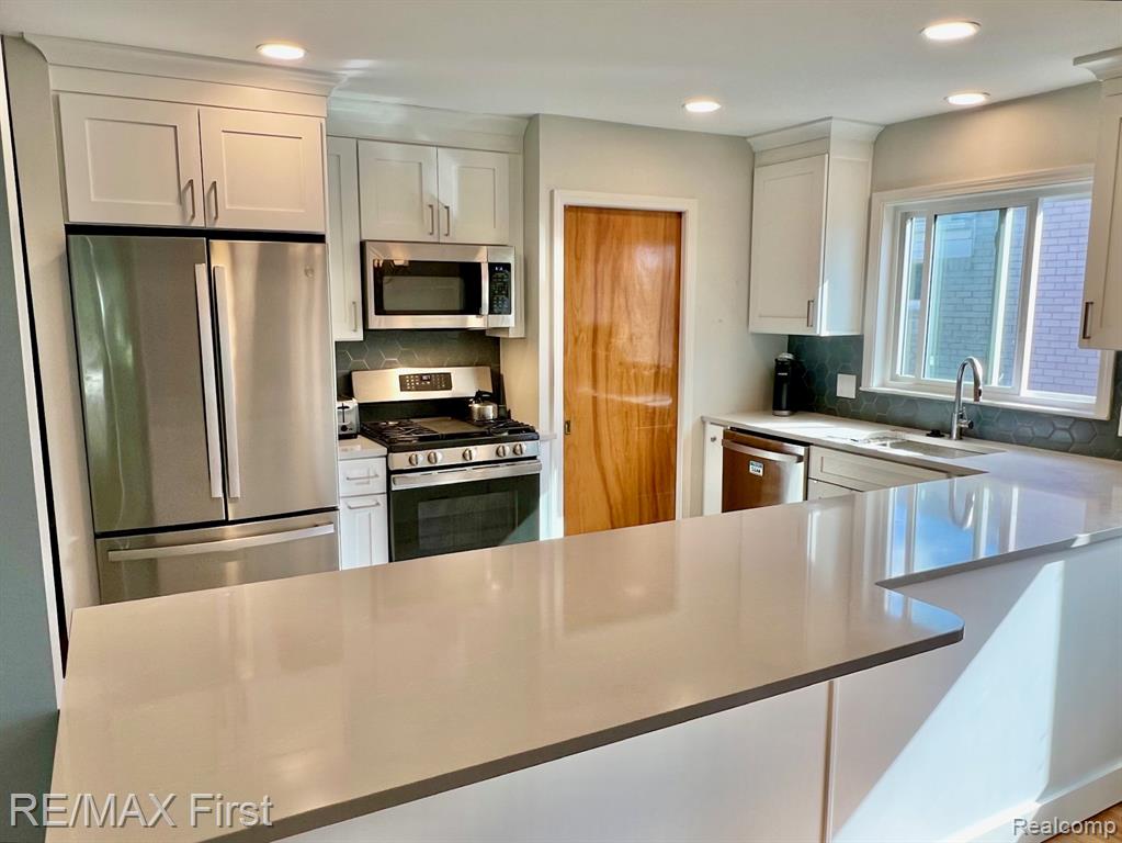 70 Knollwood Boulevard, Clawson, MI — Photo 10