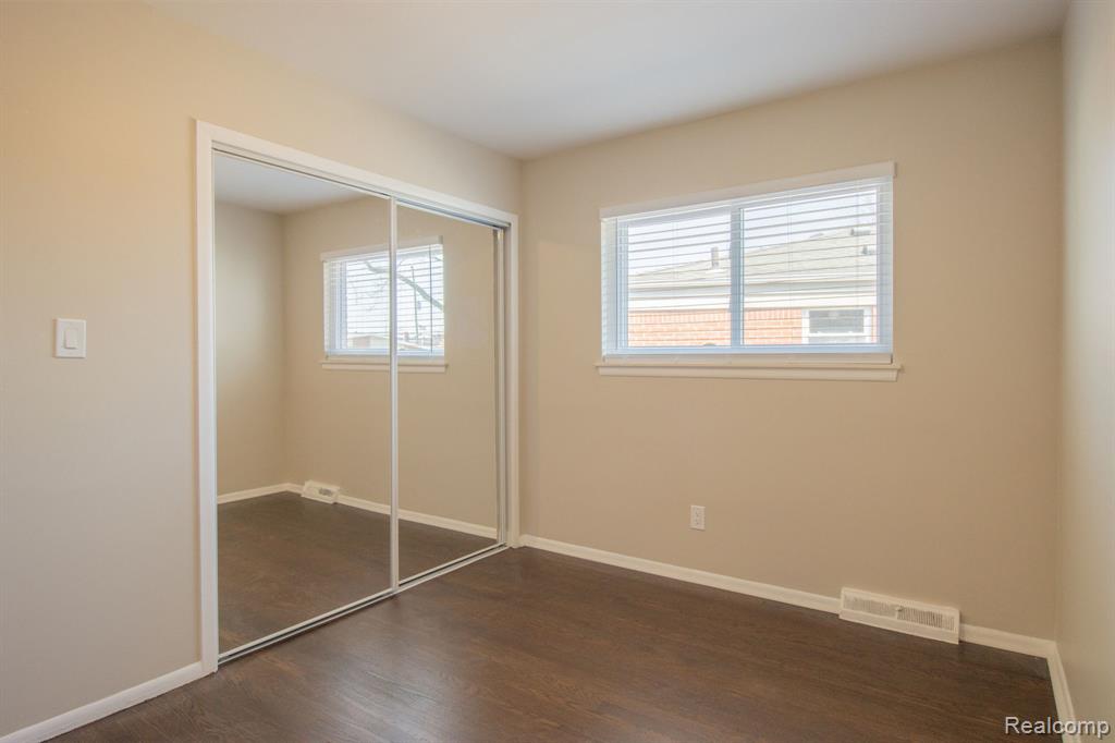 30705 Longfellow Avenue, Madison Heights, MI 48071 — Photo 18
