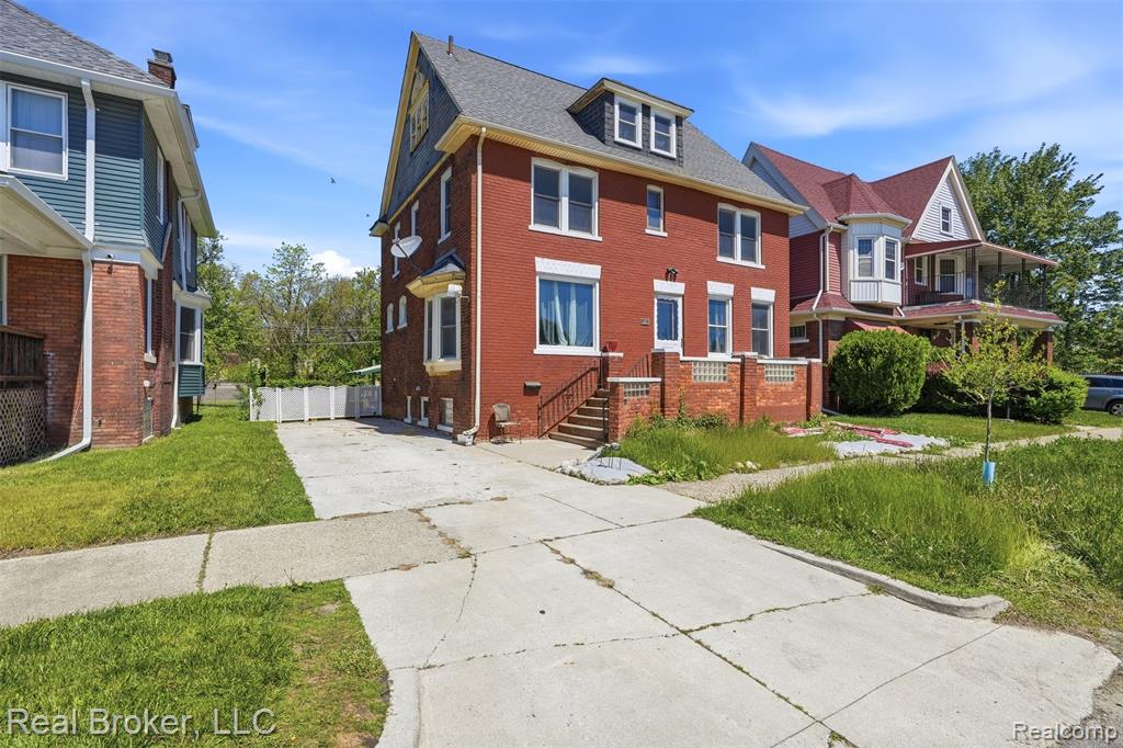 137 Trowbridge Street - Photo 2