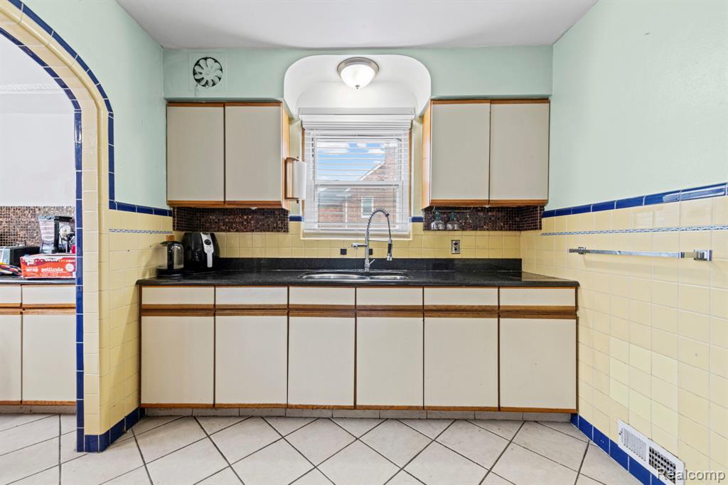 17500 Pennington Drive, Detroit, MI 48221 — Photo 8