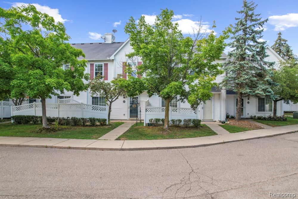 22051 Atlantic Pointe, Farmington Hills, MI 48336 — Photo 2