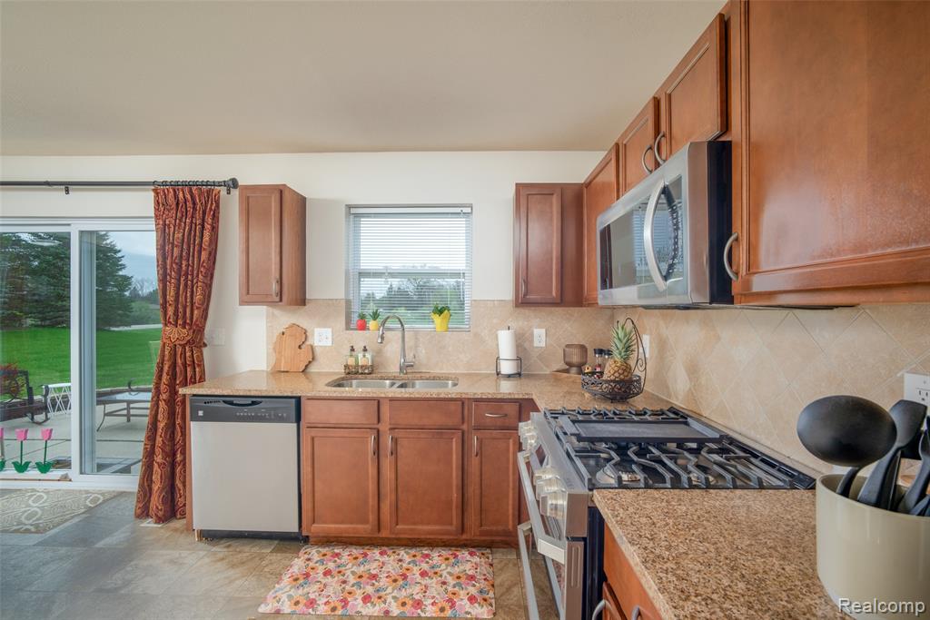 3411 Amber Oaks Drive, Howell, MI 48855 — Photo 9