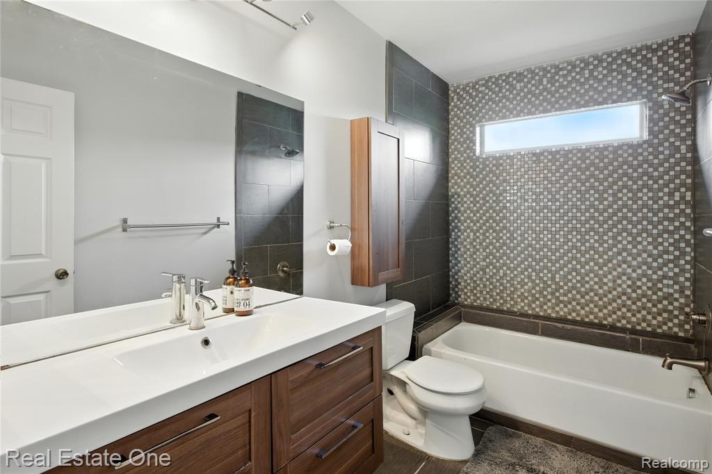 7335 Willow Oak Drive, West Bloomfield, MI 48324 — Photo 28