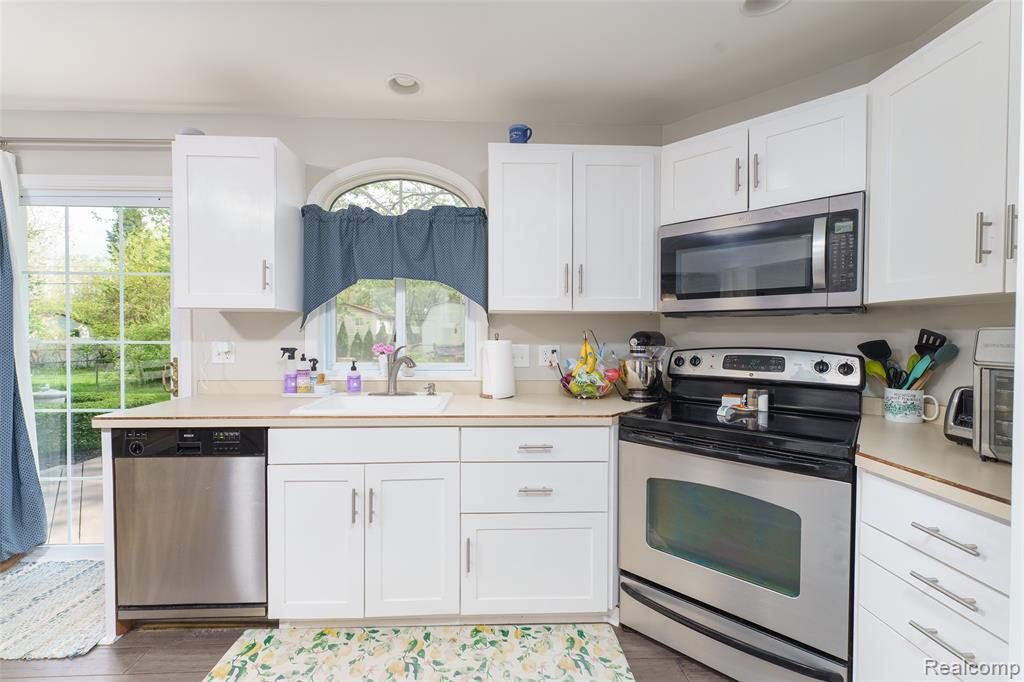 4231 Stanley Court, Waterford, MI 48329 — Photo 12