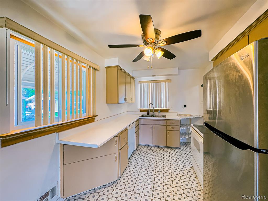 4801 E 13 Mile Road, Warren, MI 48092 — Photo 14