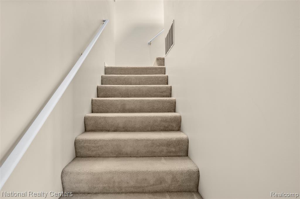 7201 Farmingdale Lane, Walled Lake, MI 48390 — Photo 5