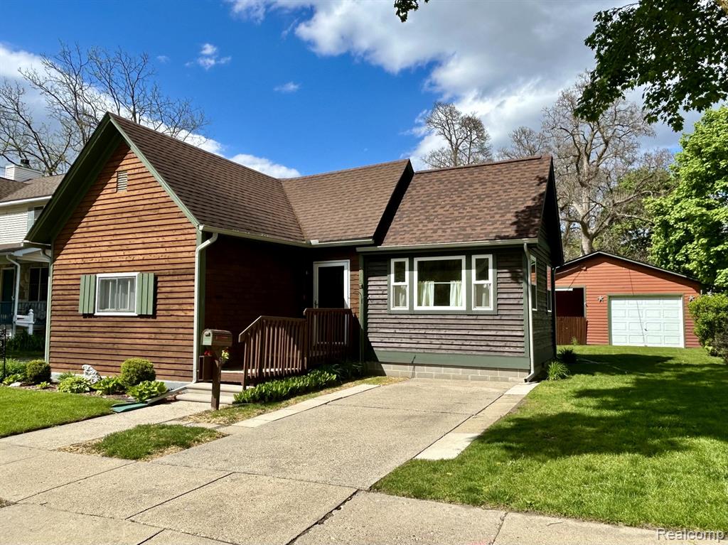 516 Clinton W, Howell, MI 48843 — front exterior