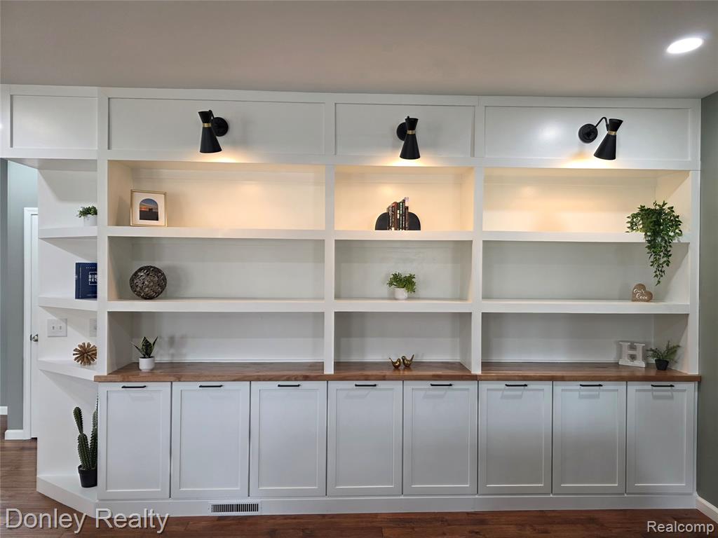 10376 Valley Drive, Goodrich Vlg, MI — Photo 14