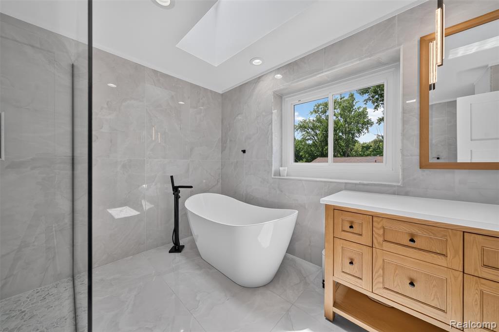 5136 Commerce Road, West Bloomfield, MI 48324 — Photo 36