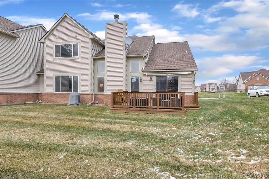 6133 LOCHMORE Drive, Commerce Twp, MI 48382 — Photo 4