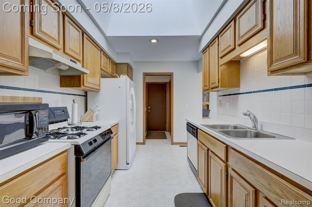 48390 Seawind Court, Utica, MI 48315 — Photo 11