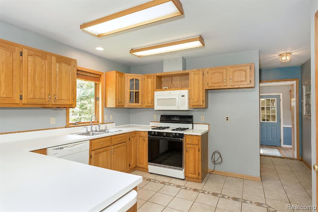 7653 CHASE LAKE Road, Fowlerville, MI 48836 — Photo 39