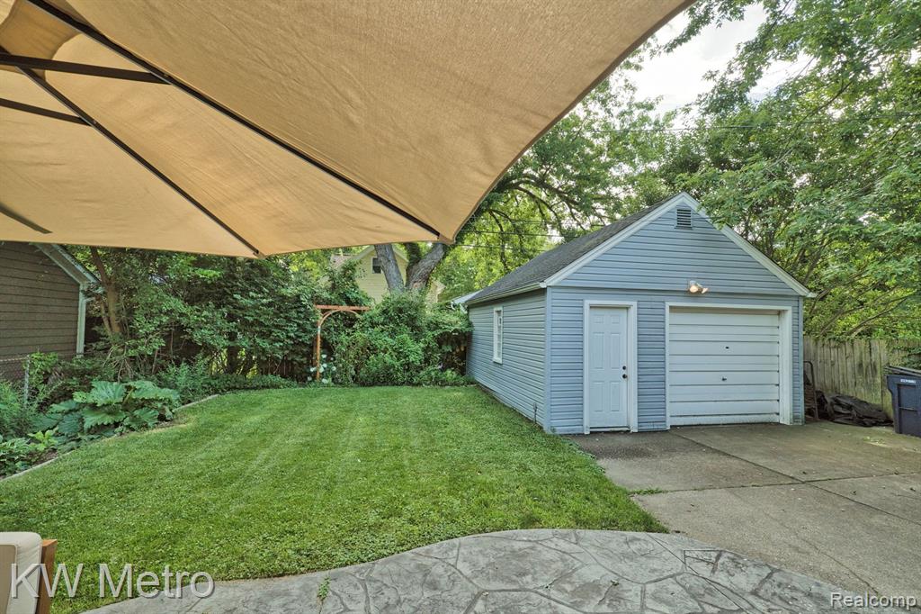 806 LOCKWOOD Road, Royal Oak, MI 48067 — Photo 32