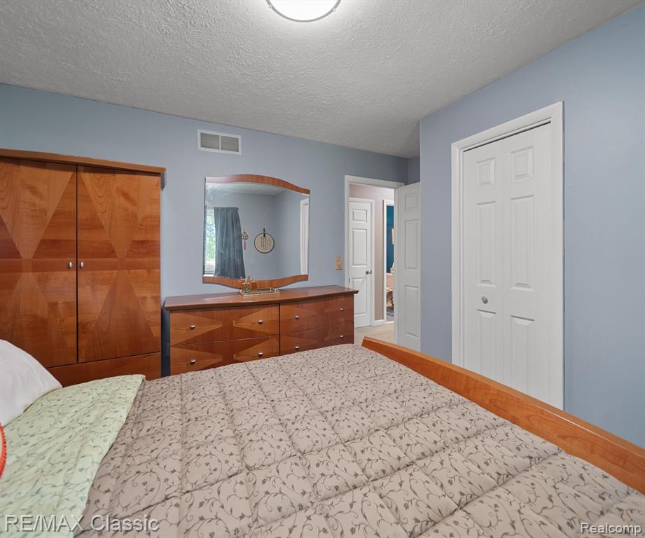 11589 OWOSSO Road, Fowlerville, MI 48836 — Photo 32