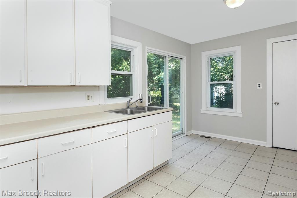 594 ANDRESEN Court, Hazel Park, MI 48030 — Photo 14