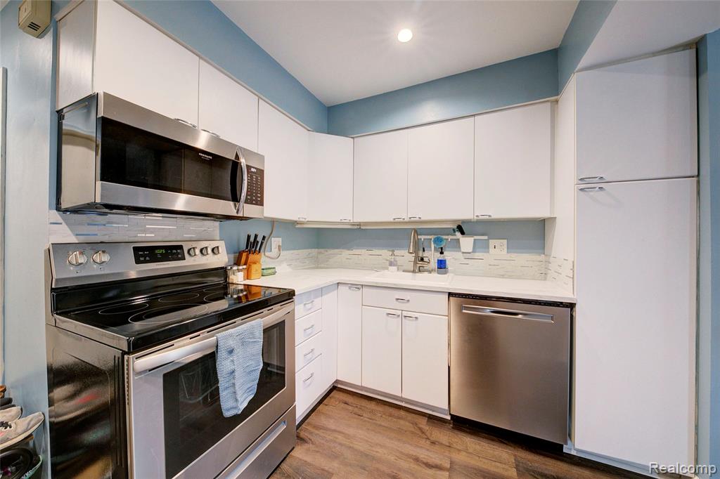 41674 BEDFORD Drive, Canton, MI 48187 — Photo 14
