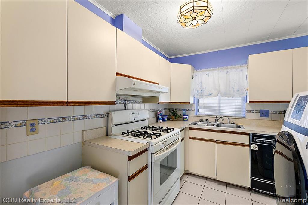 1801 Beechcroft Street, Keego Harbor, MI 48320 — Photo 18