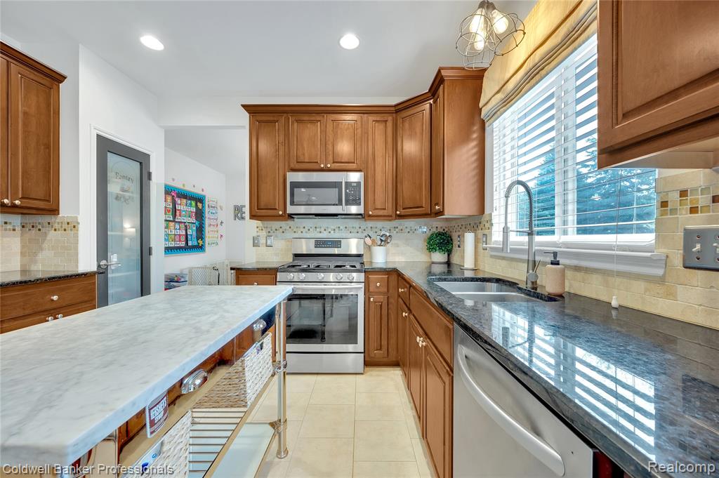 597 Bay Pointe Drive, Oxford, MI 48371 — Photo 7