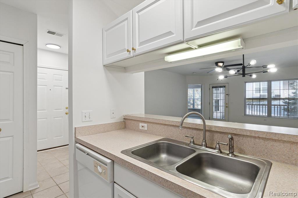 2670 S KNIGHTSBRIDGE Circle, Ann Arbor, MI 48105 — Photo 6