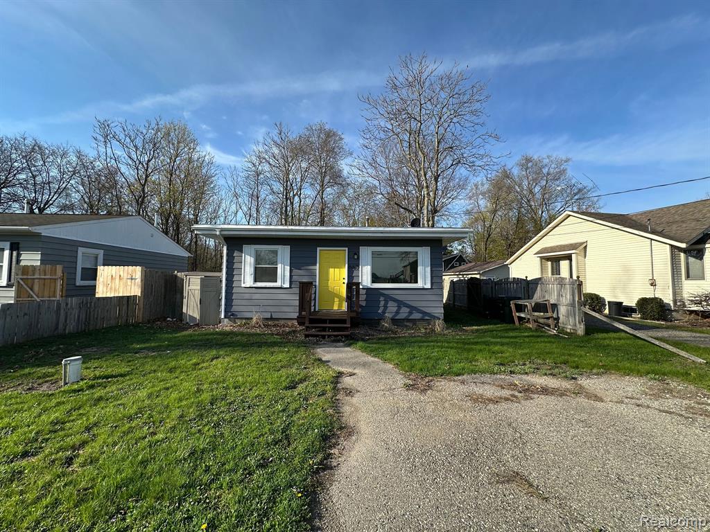 667 HEIGHTS Road, Lake Orion, MI 48362 — Photo 2