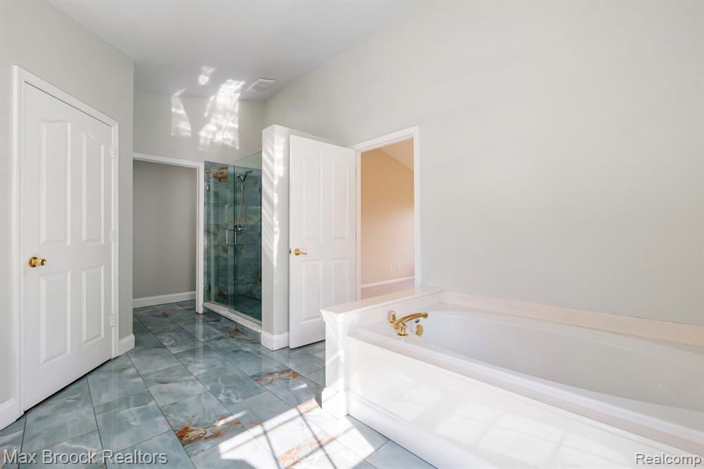 7657 Windgate Circle, West Bloomfield, MI 48323 — Photo 39