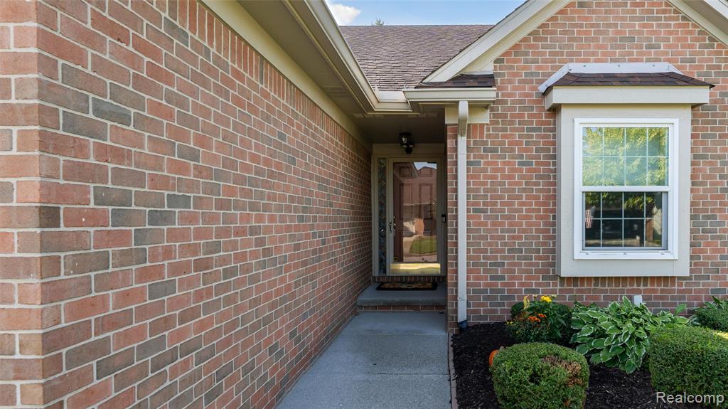2096 Maplehurst Drive, Commerce Twp, MI 48390 — Photo 2