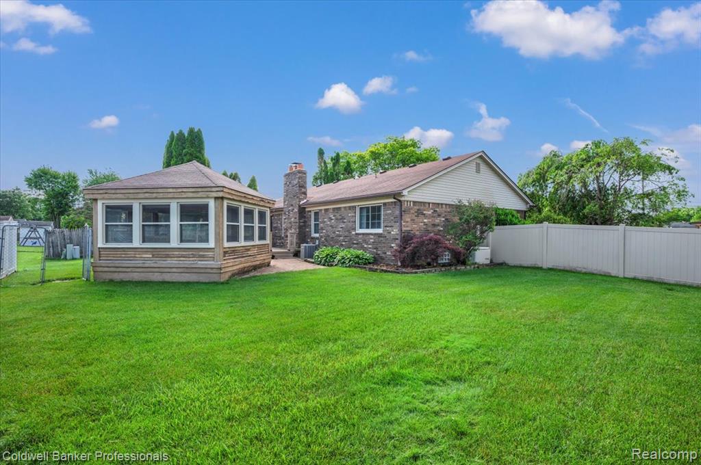 5015 Fox Hill Drive, Sterling Heights, MI 48310 — Photo 3