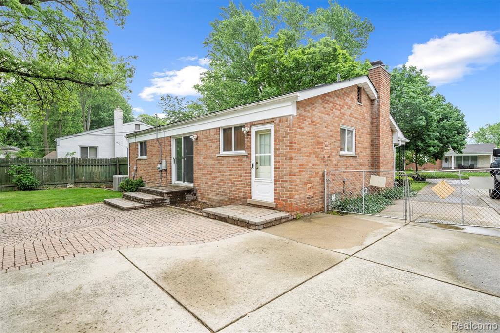 26916 Rouge River Drive, Dearborn Heights, MI 48127 — Photo 42